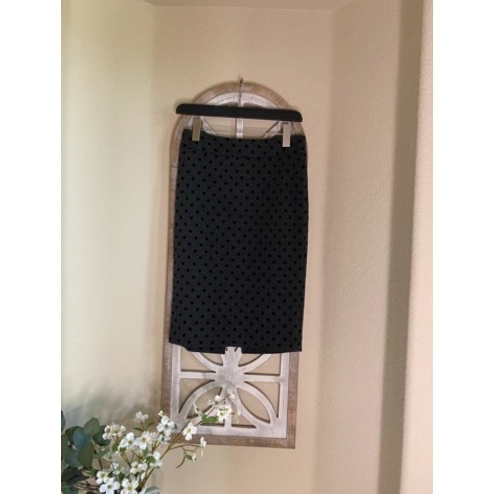 White House black market	pencil skirt		spotted pen